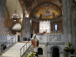Il presbiterio e l'Arca di sant'Agostino