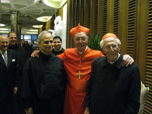 Sua Eminenza il cardinale Prosper Grech con il cardinale Stanislao  Karlic Arcivescovo emerito di Paraná (Argentina) e il Priore Generale  dell'Ordine di Sant'Agostino Padre Robert Prevost