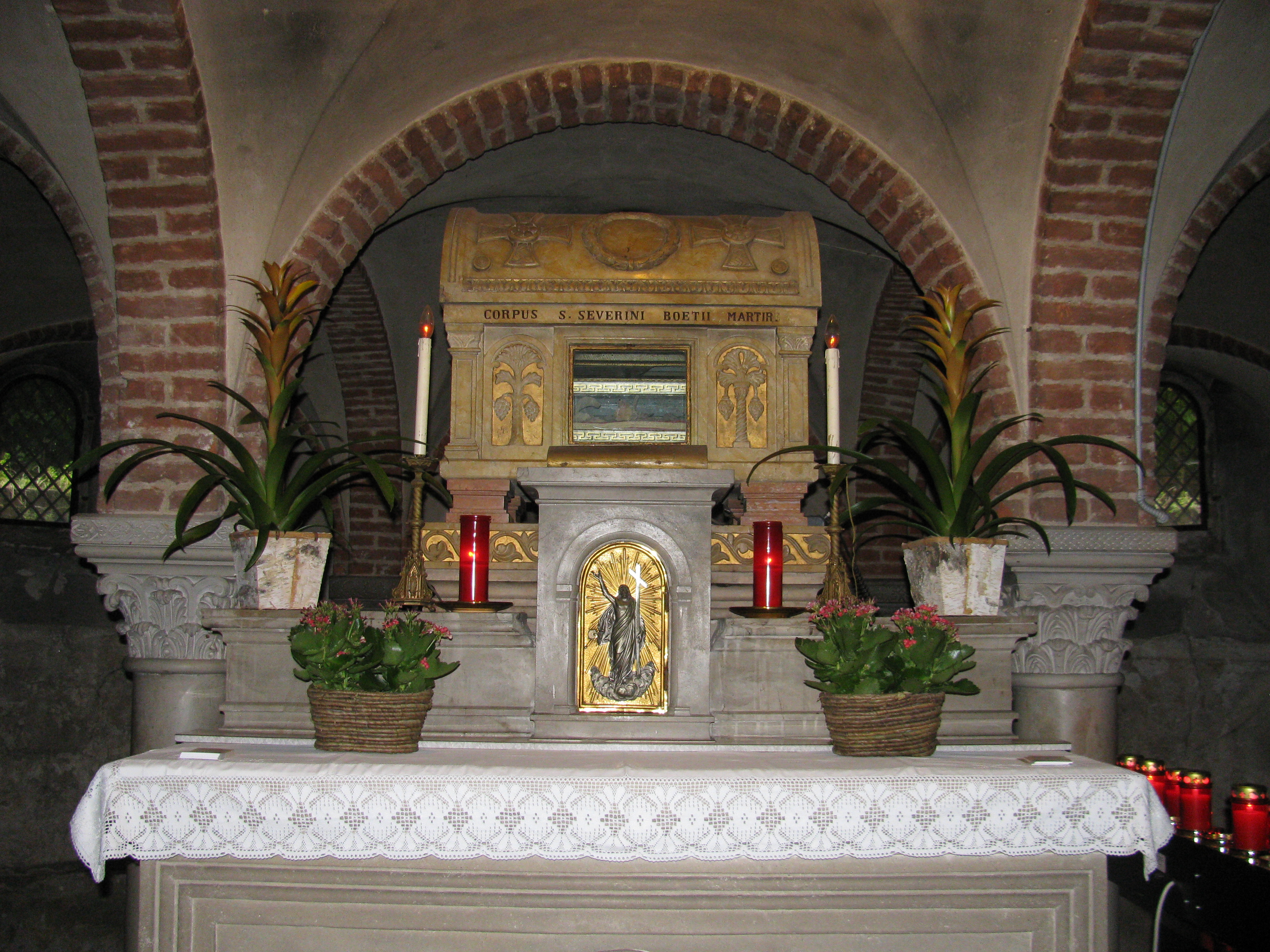 Le reliquie di Severino Boezio nella cripta della Basilica