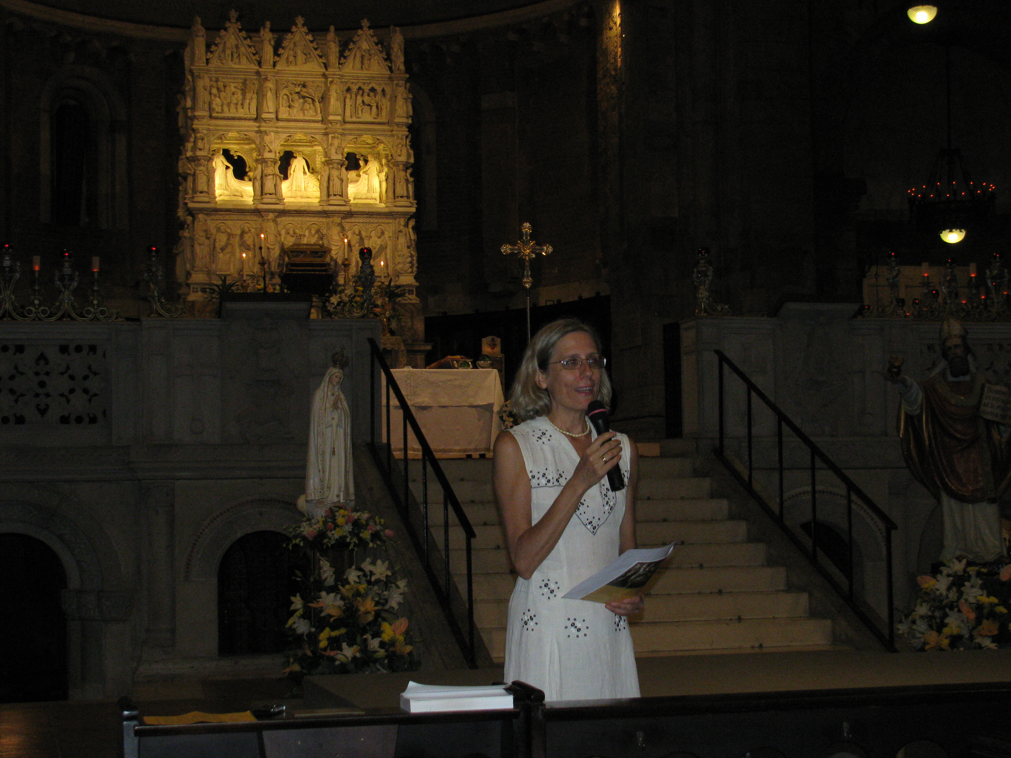 Maria Cecilia Farina spiega al pubblico il programma del concerto in onore di sant'Agostino e di santa Monica