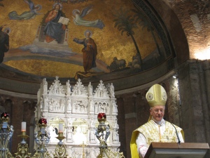 Il cardinale Hummes all'omelia. Sullo sfondo l'Arca di sant'Agostino