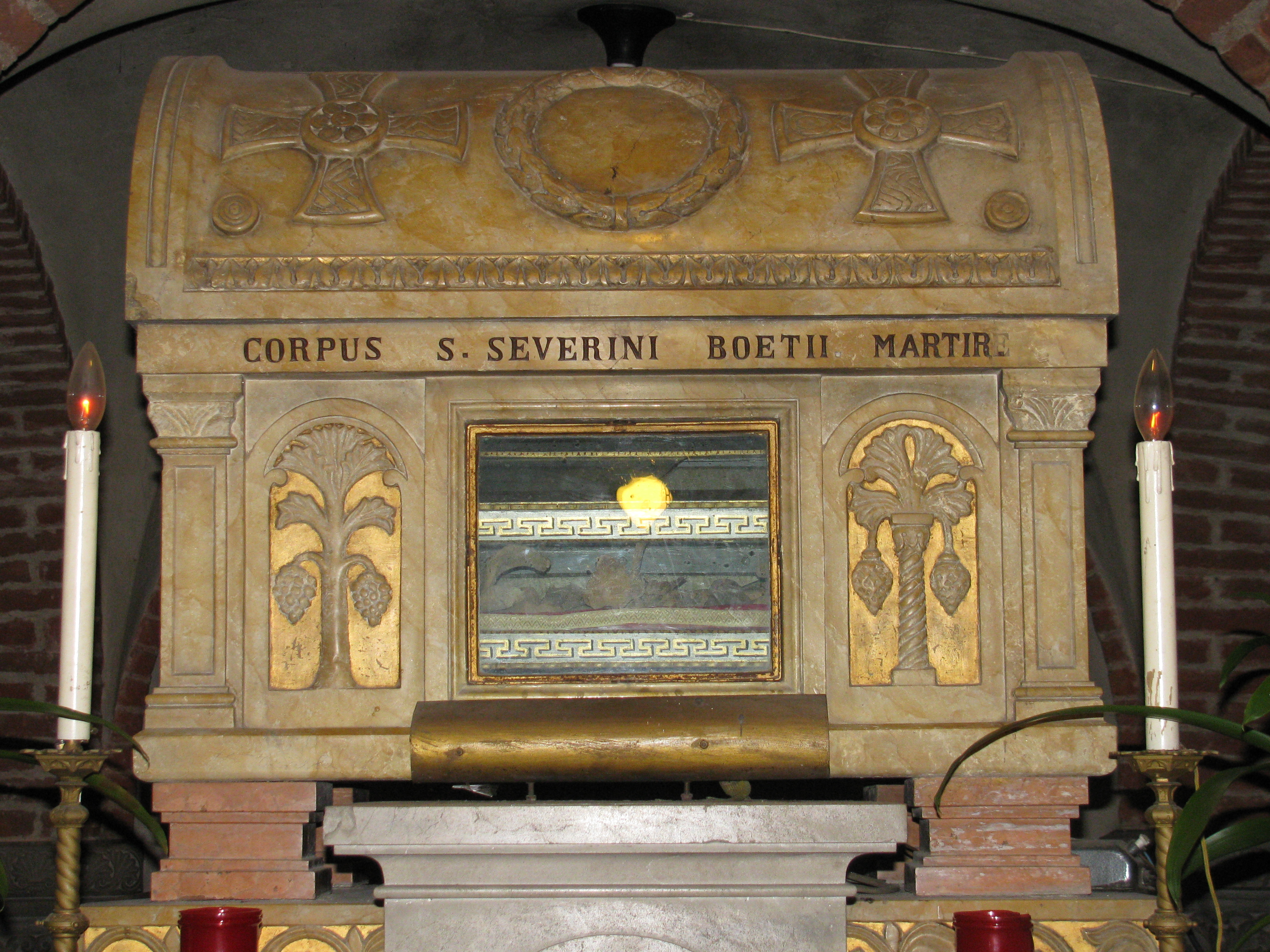 Le reliquie di San Severino Boezio nella cripta della Basilica di San Pietro in Ciel d'Oro