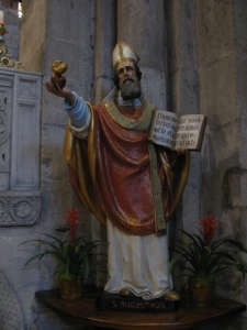 Statua di Sant'Agostino all'interno della Basilica di San Pietro in Ciel d'Oro