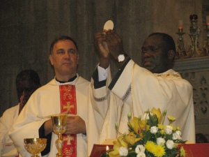 Padre Luciano mentre concelebra con Padre Abel in San Pietro in Ciel d'Oro