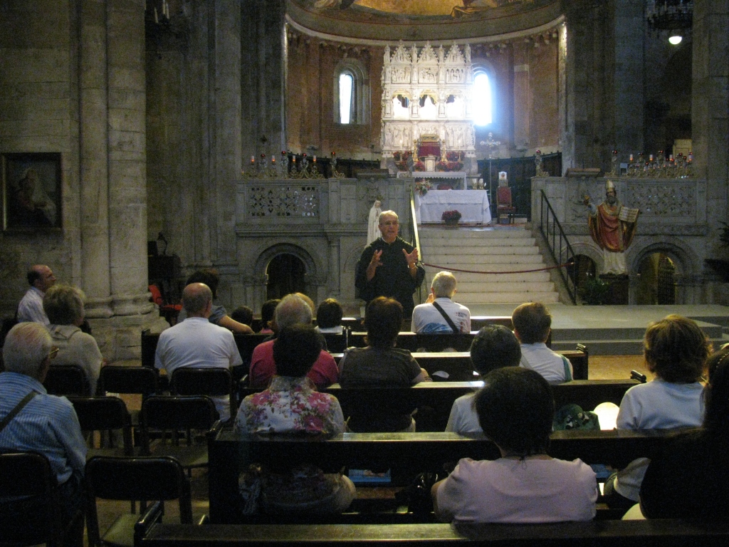 Padre Giustino illustra ai fedeli la storia della Basilica